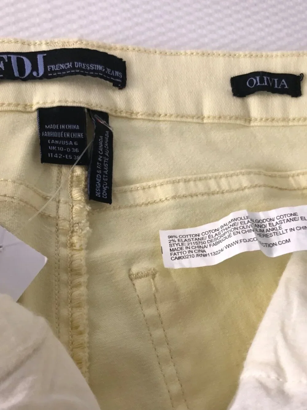 Soft Yellow Stretch Mid Rise Straight Leg Jeans - Size 6 - FDJ - NWT - Picture 9 of 12